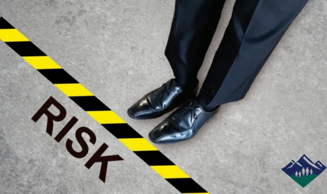 RISK書かれた地面と立ち止まっている人