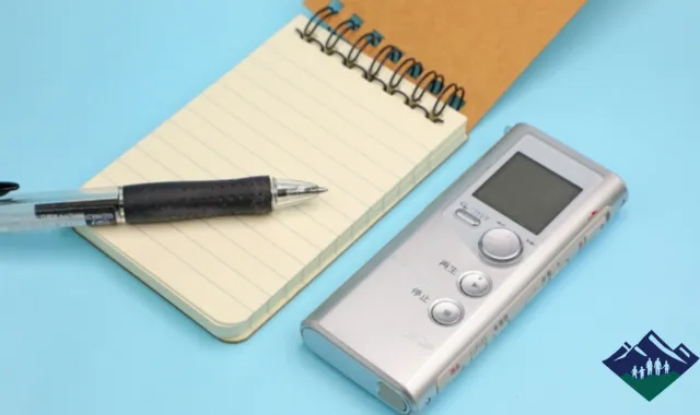 メモ用紙とボイスレコーダー