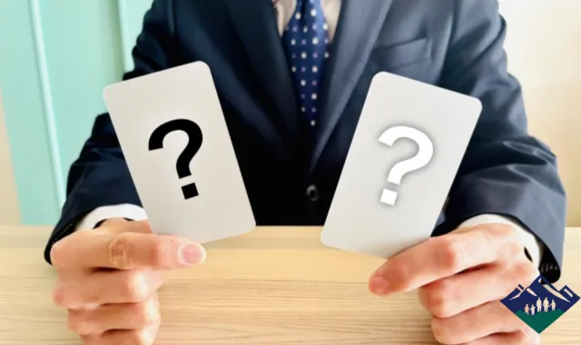 ハテナの書かれた札を提示し、選択を迫る男性