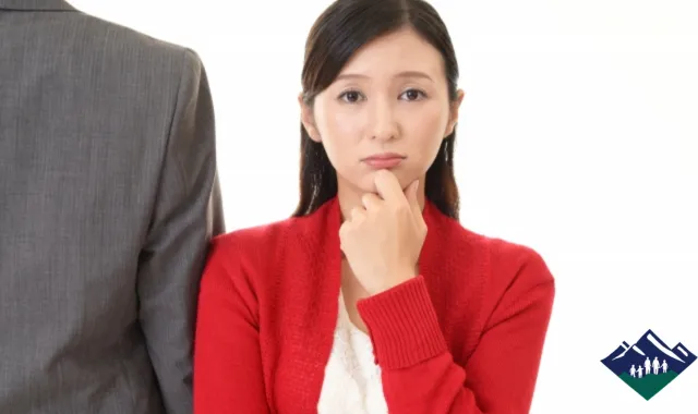 まっすぐに前を見つめる女性