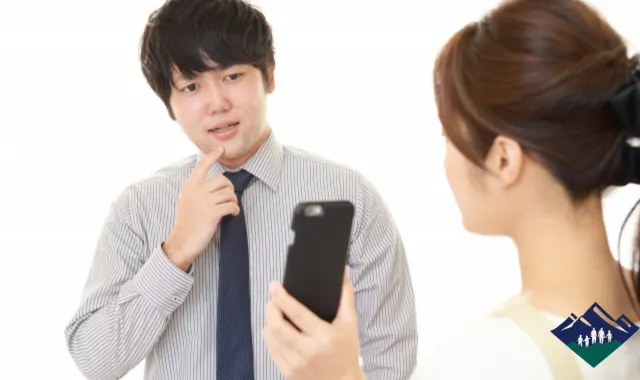 スマホを見せながら旦那を問い詰める女性