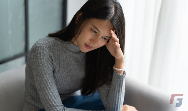 悩む女性