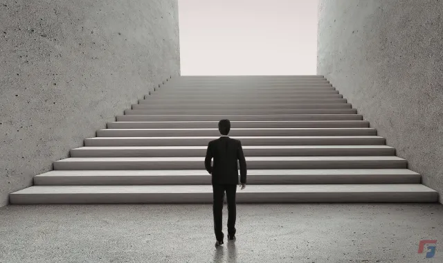 階段を上がる男性